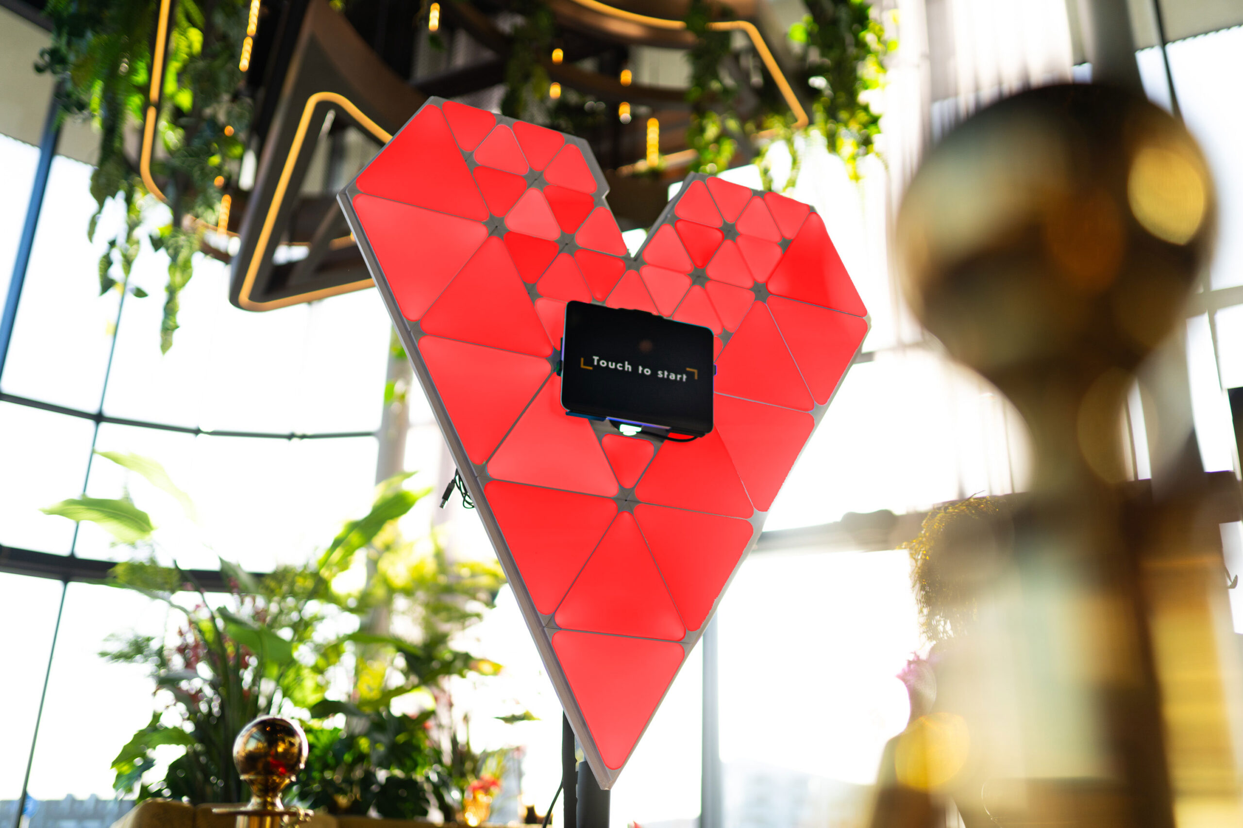 Photobooth huren in Tilburg — Love photobooth op een bruiloft in de Spoorzone