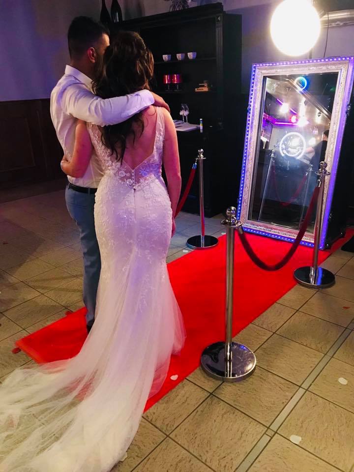 Spiegel photobooth met interactief touchscreen in gebruik
